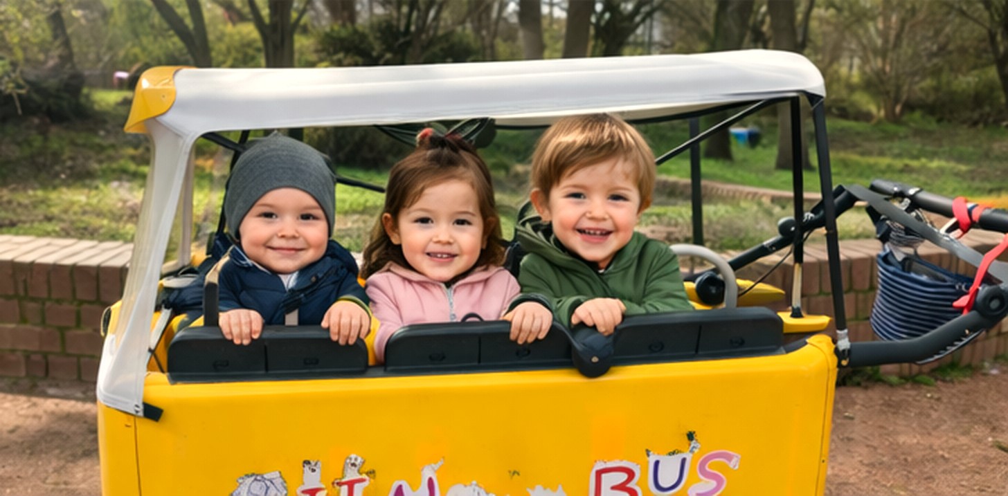 Kinder bei einem gemeinsamen Ausflug im Kinderbus